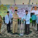 walikota-jambi-h-syarif-fasha-menyerahkan-piala