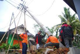 Petugas PLN mengaliri jaringan listrik. Foto: Istimewa