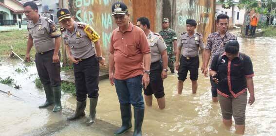 Pj Bupati Tinjau Warga yang Terkena Banjir