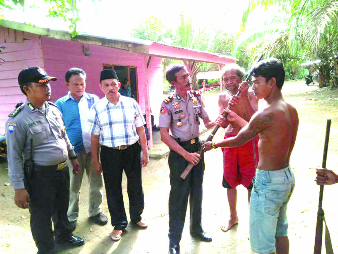 SAD Berkeliaran Bawa Senpi
