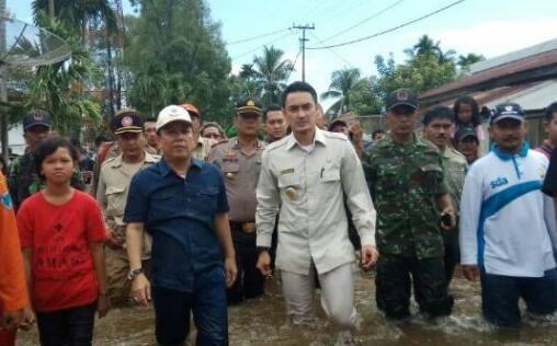 Gubernur Memberi Bantuan Korban Banjir