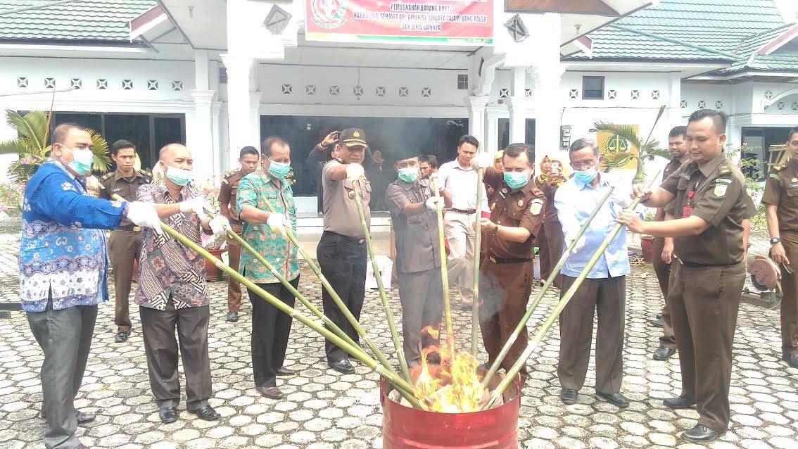 Forkompinda Sarolangun Musnahkan  Barang Bukti Kejahatan