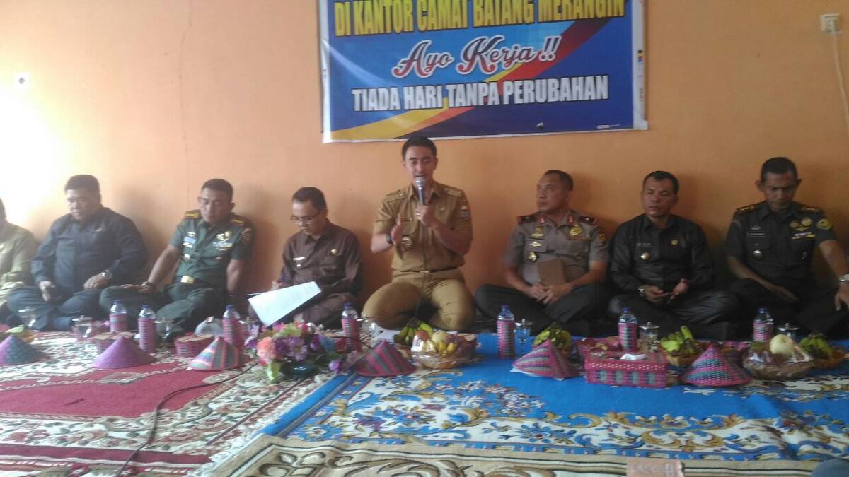 Gubernur Dinginkan Situasi Pasca Bentrok