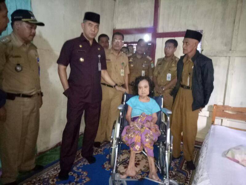 Walikota Kembali Berikan Bantuan Kursi Roda Kepada Disabilitas