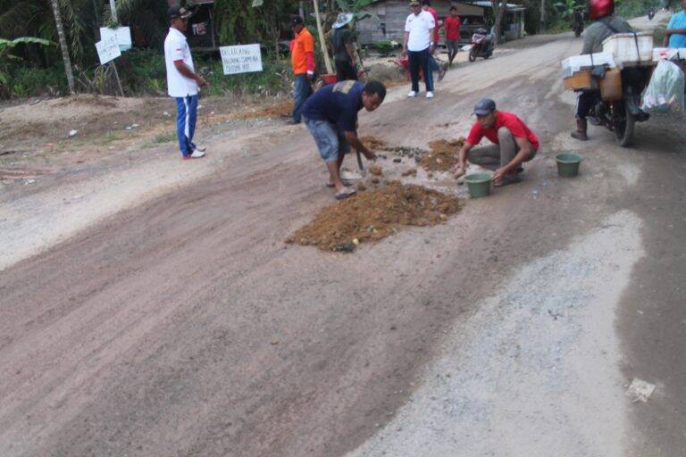 Pegawai Lapas Kerja Bakti Timbun Jalan Berlobang