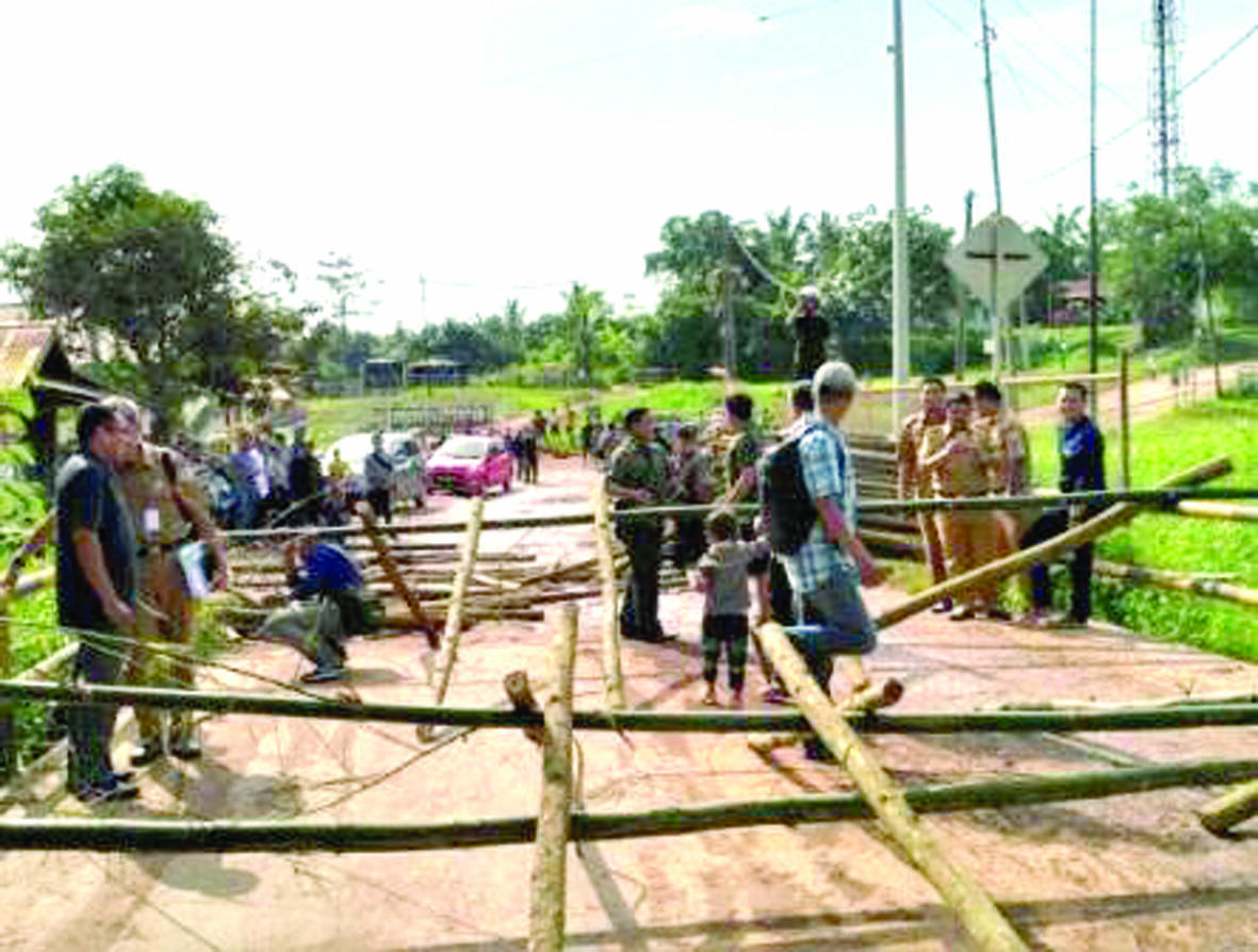 Jalan rusak, Warga Protes Pertamina