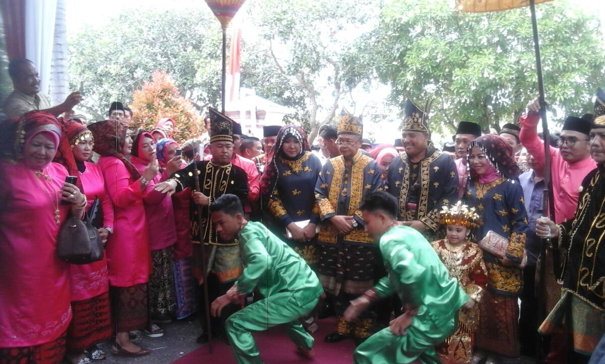 Bupati Cek Endra dan Wakil Bupati Hillalatil Badri Disambut Secara Adat di Rumah Dinas Bupati Sarolangun