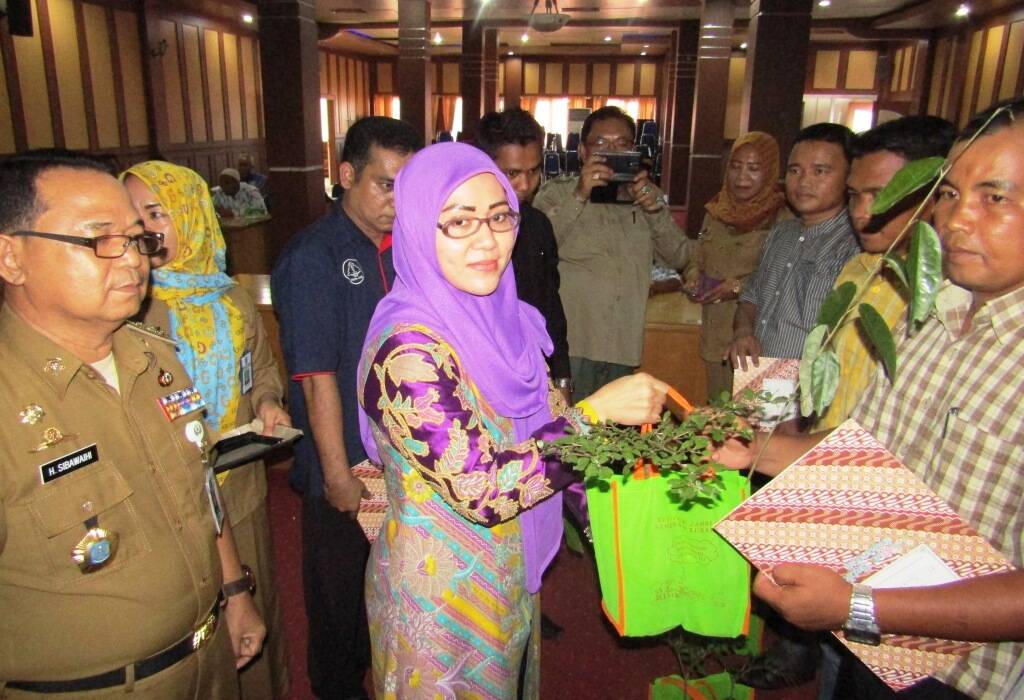 Sekda Dampingi Hj Saniatul Reses ke Merangin Beri Bantuan Bibit dan Alat Pertanian