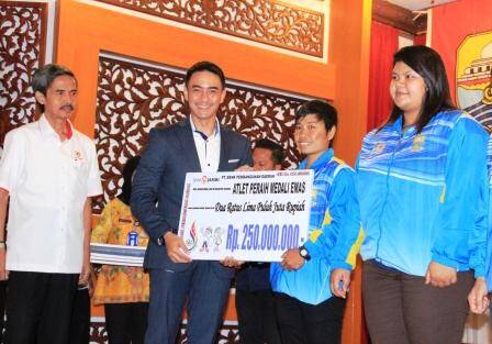 Atlet Peraih Medali PON Terima Bonus