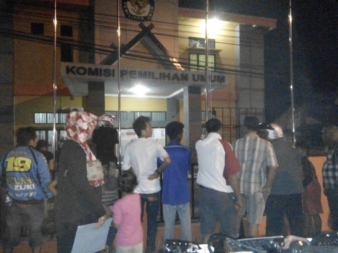 Babi Hutan Bikin Ramai Halaman Kantor KPU Batanghari