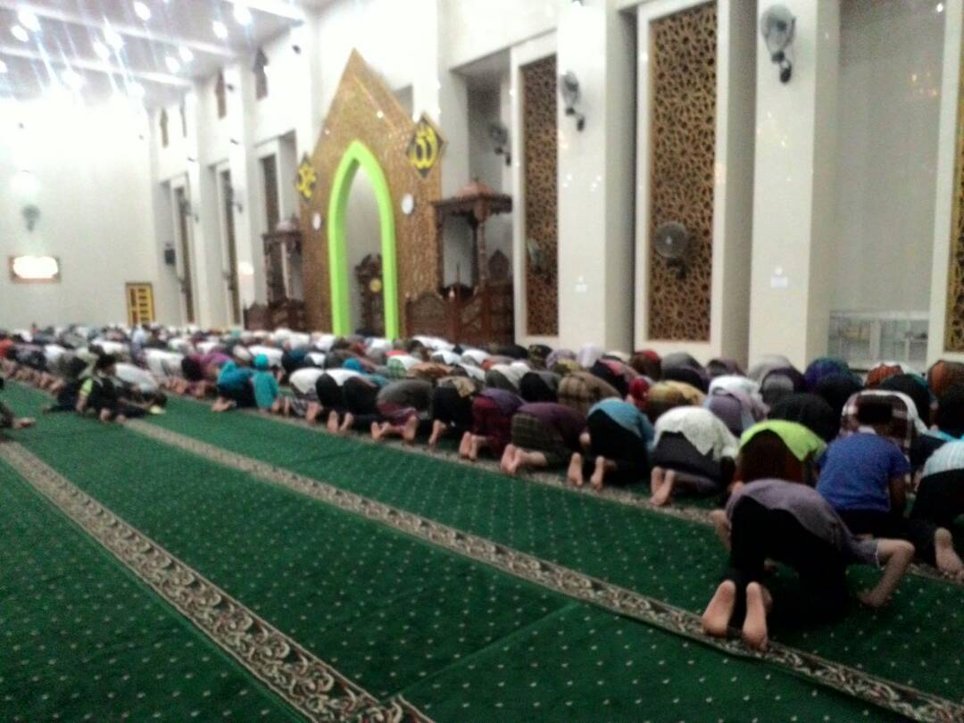 Awal Ramadan, Plt.Sekda Solat Tarawih Di Masjid Agung Al Ittihad Muara Tebo