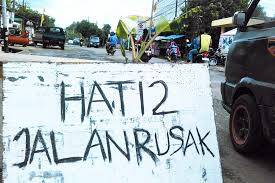 Jalan Rusak Membuat Masyarakat Terganggu