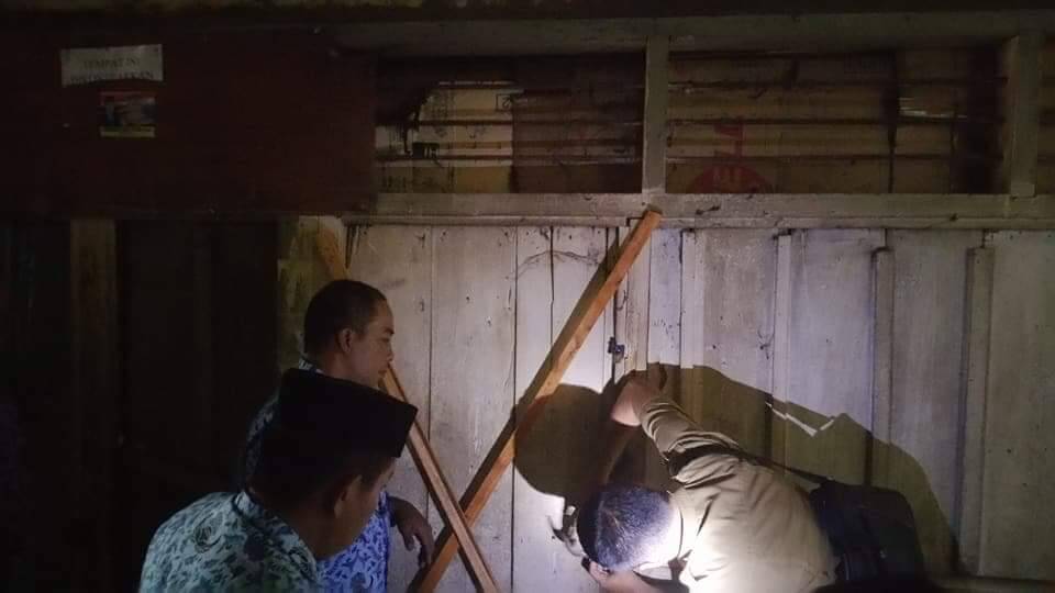 Nunggak Retribusi, Dua Kios Pasar Beringin Disegel