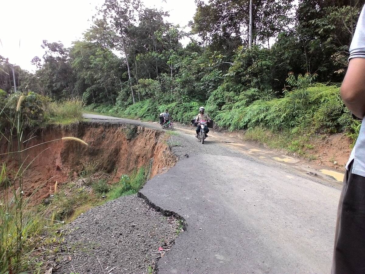 Jalan Nyaris Putus, Pemotor Masuk Jurang