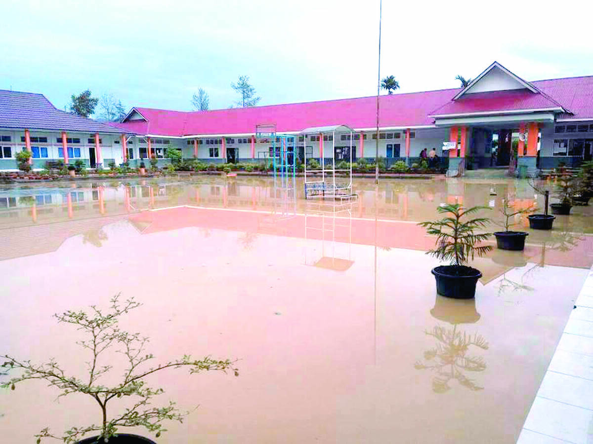 Perkantoran dan Sekolah Digenangi Air dan Lumpur