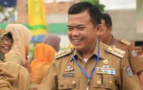 H Al Haris Serahkan 200 SK CPNS kepada Bidan dan Dokter
