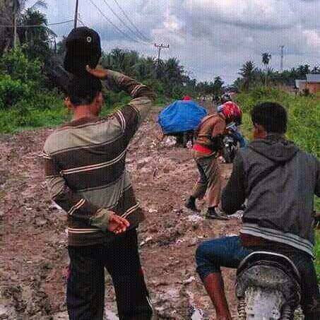 Ruas Jalan Senyerang Memperihatinkan