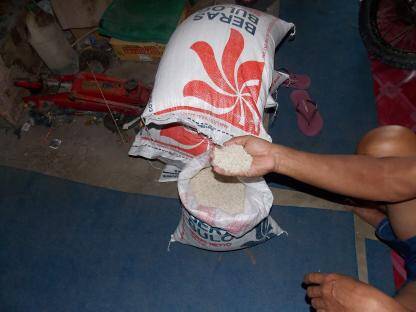Warga Terima Raskin Rusak
