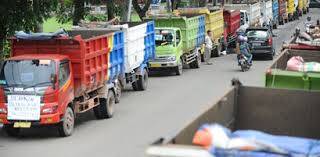 Warga Resah Dump Truck Lalu Lalang Lintasi Jalan Parit II