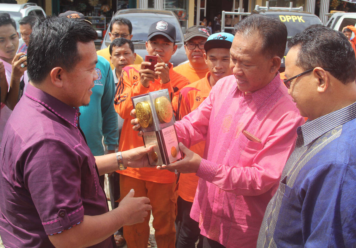 Adipura ke-7 Diarak Keliling Kota Bangko