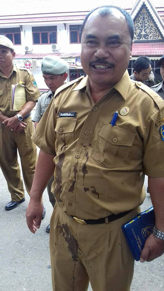 Pejabat Kerinci, Ditolak dan Dilempari Pengunjukrasa Dengan Telur