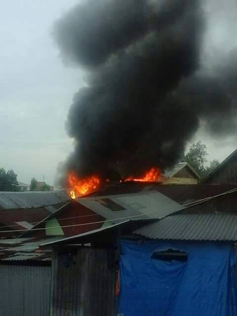 Api Mengepul Dari Atas Loteng Rumah