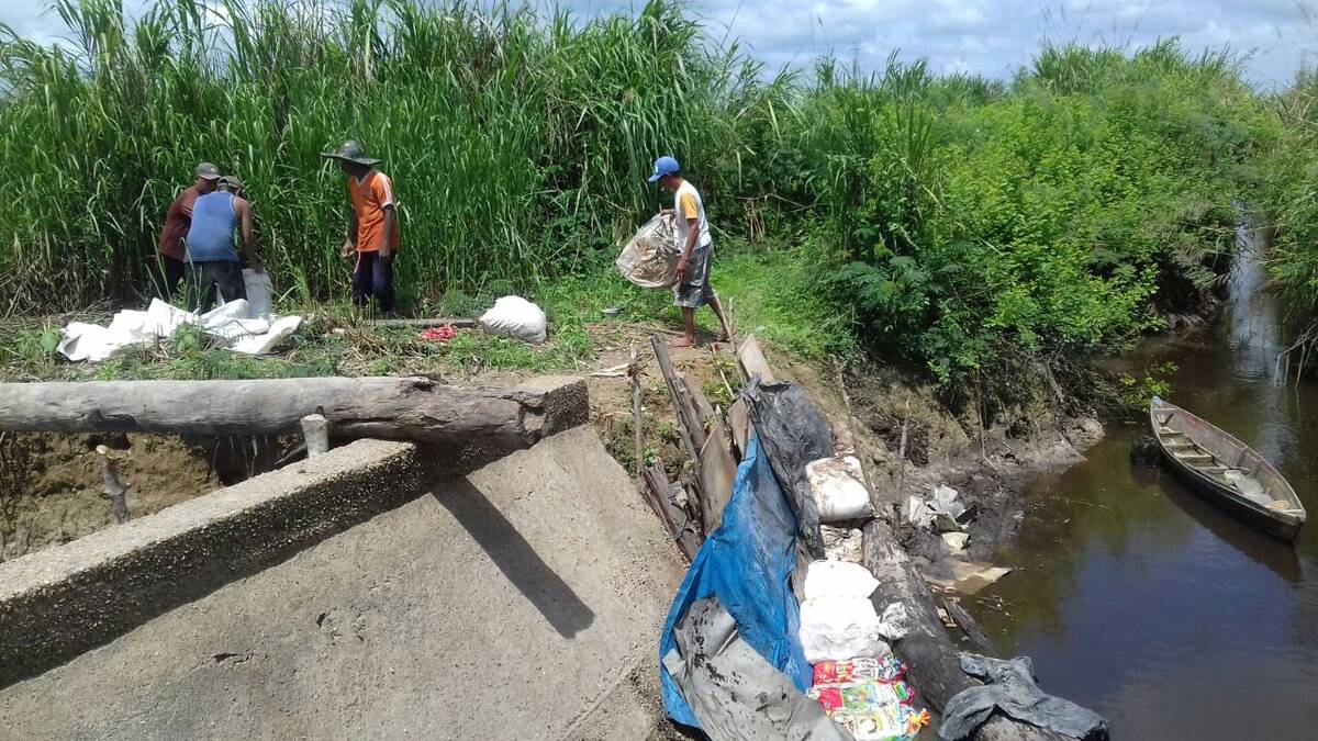 Warga Perbaiki sendiri Bendungan Irigasi yang Jebol