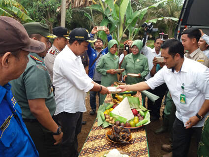 Usai Tabur Benih Masyarakat Potong Tumpeng