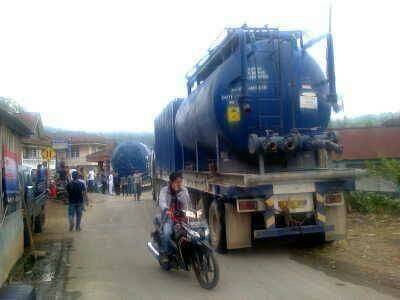 Merusak Fasilitas Desa Puluhan Tronton Dihadang Warga