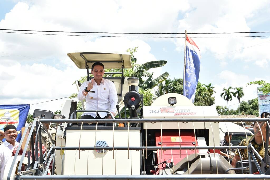 Gubernur Beri Bantuan Kepada Petani di Geragai