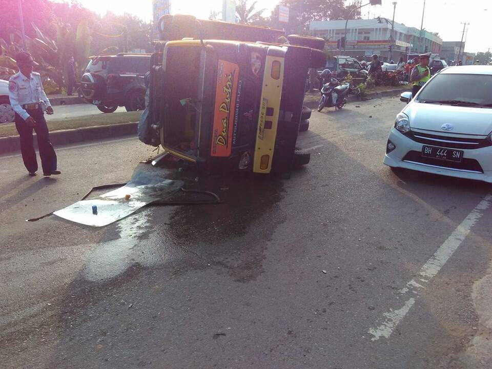 Terobos Lampu Merah, Truk Hantam Sepeda Motor
