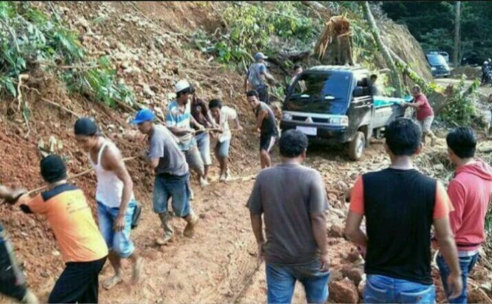 Longsor, Sungaipenuh-Tapan Lumpuh 12 jam