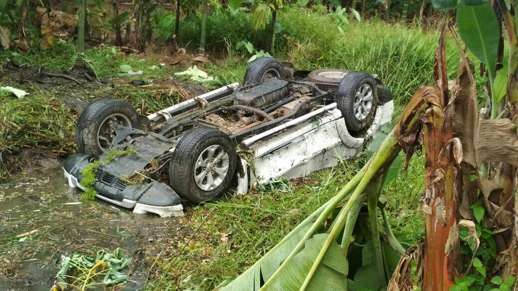 Hilang Kendali, Mobil Mewah Pajero Masuk Kanal