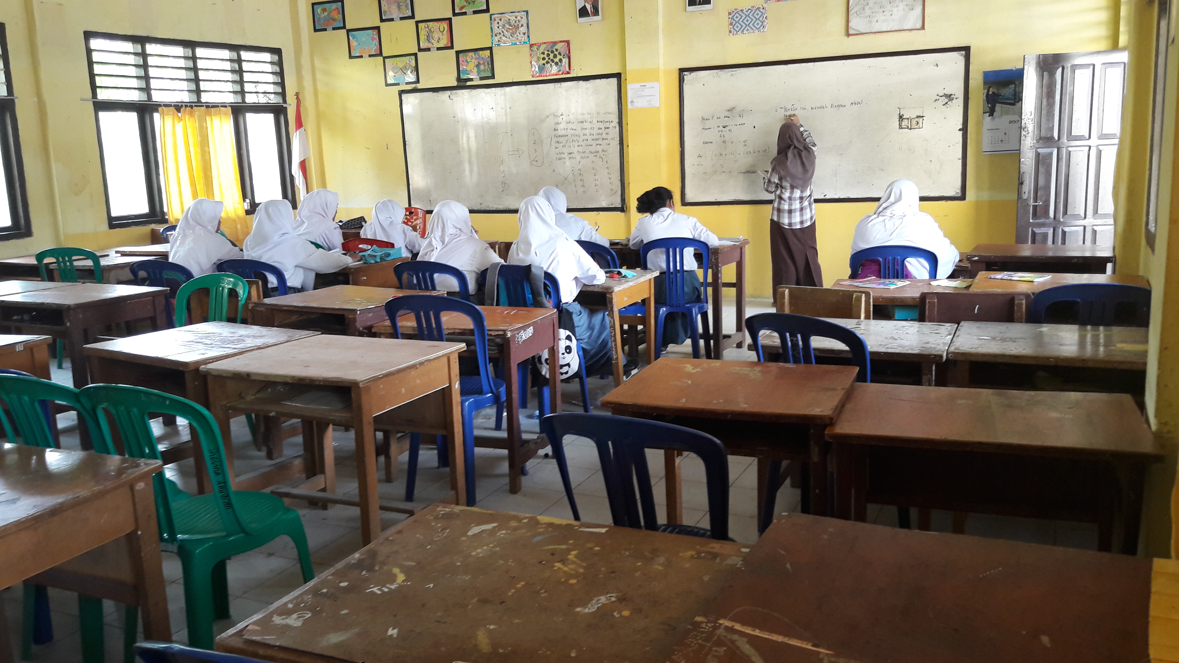 Murid SMAN 1 Belajar Pakai Kursi Bahan Plastik