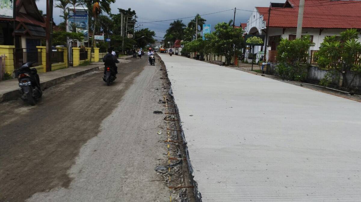 Tidak Sesuai Dokumen, Pekerjaan Jalan Rigit Beton Tuai Protes