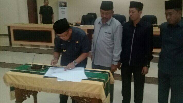 DPRD dan Bupati Tanda Tangani RANPERDA P-APBD Tahun 2017