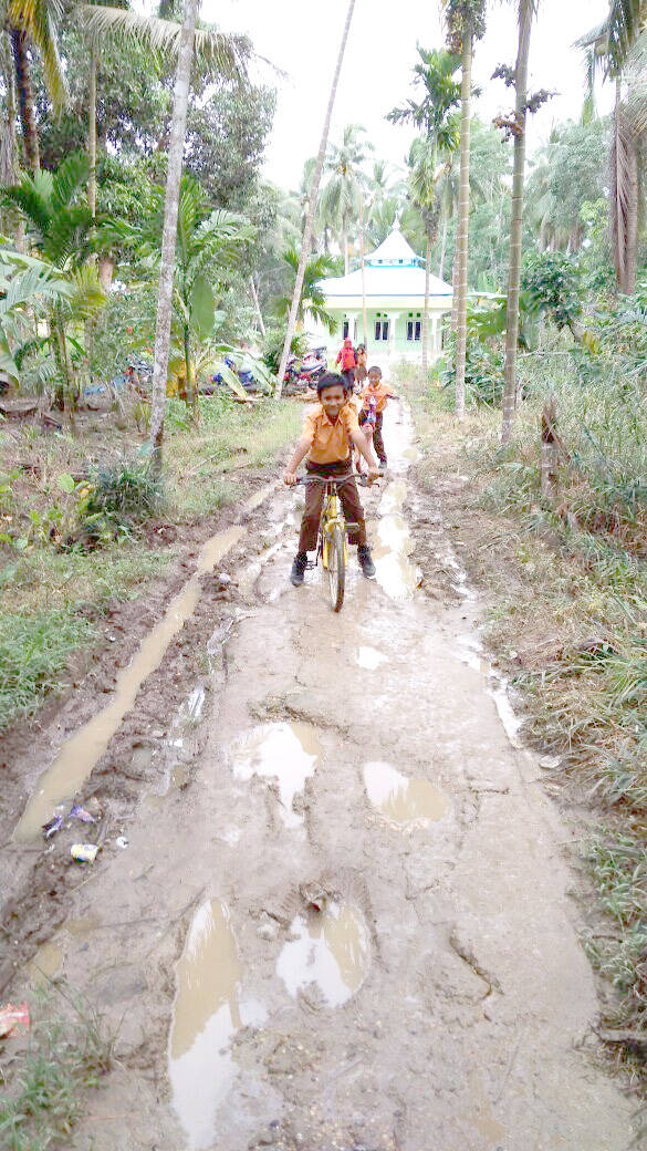 Akses Jalan Menuju SDN 36/X Rusak dan Berlobang