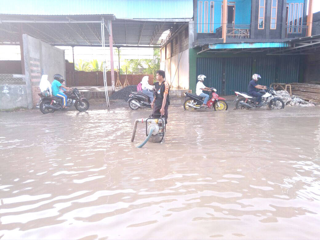 Warga Keluhkan Jalan Tergenang Air