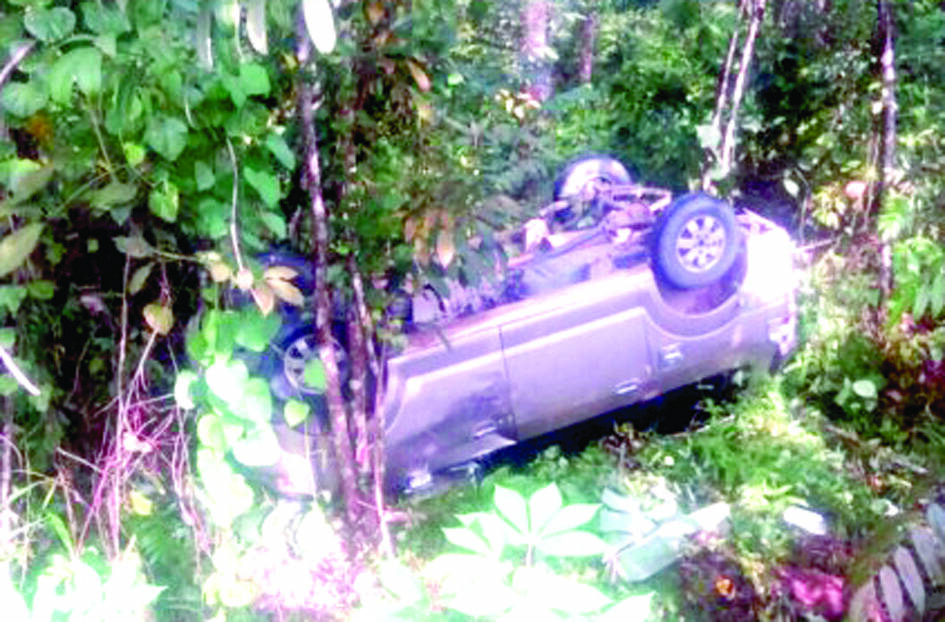 Minibus Terbalik di Mentawak, Pengemudi Mobil Tewas