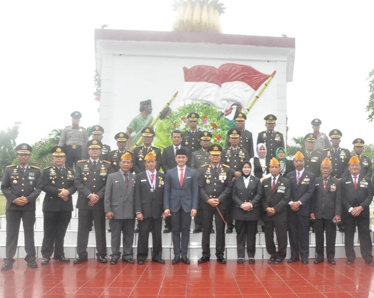 Tabur Bunga Makam Pahlawan Satria Bhakti Jambi
