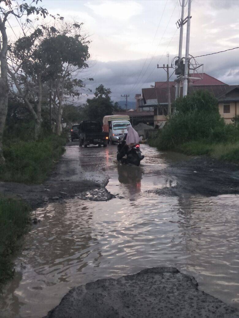 Warga Perbaiki Jalan Secara Swadaya