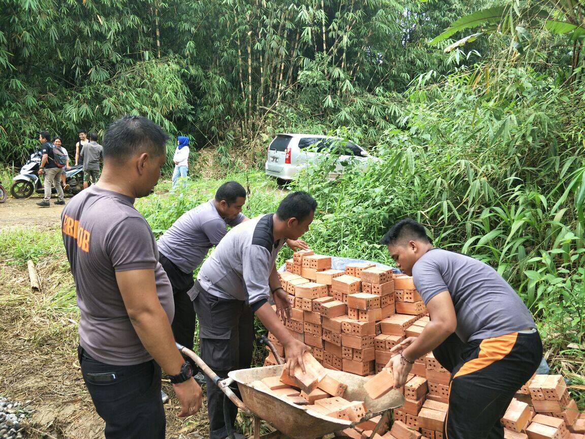 Polsek Sabak Barat Bedah Rumah tak Layak Huni