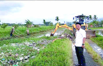 Warga Keluhkan Tunpukan Sampah di Sungai