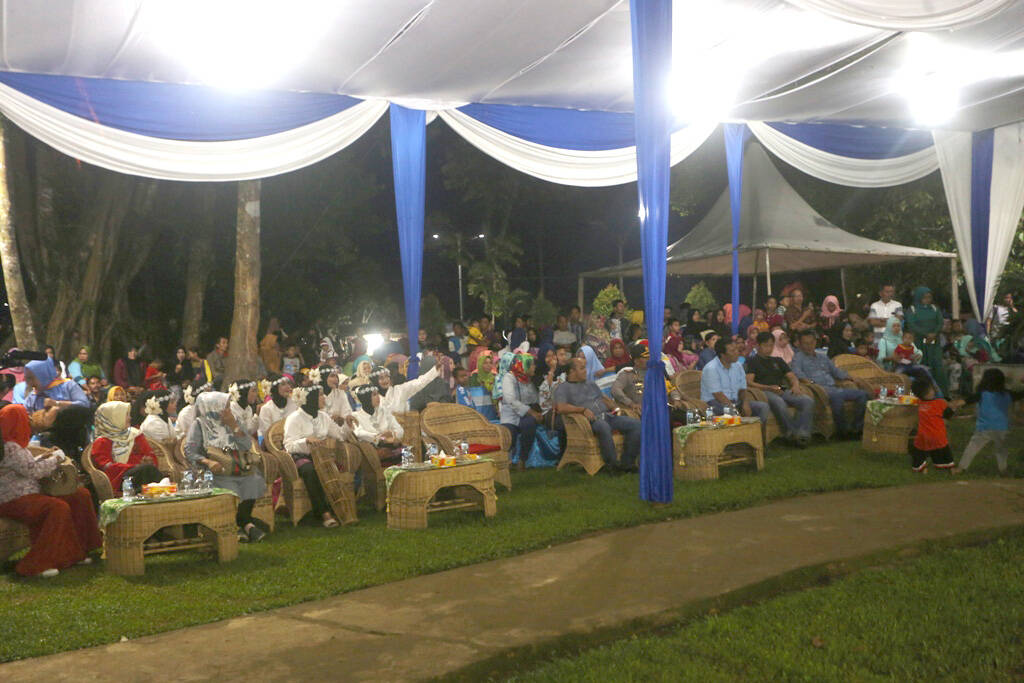 Gratis, 17 Aneka Jajanan Kaki Lima Ludes Dalam Sekejap