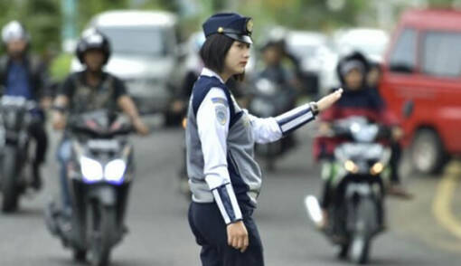 Petugas Dishub Kempeskan Ban Kenderaan