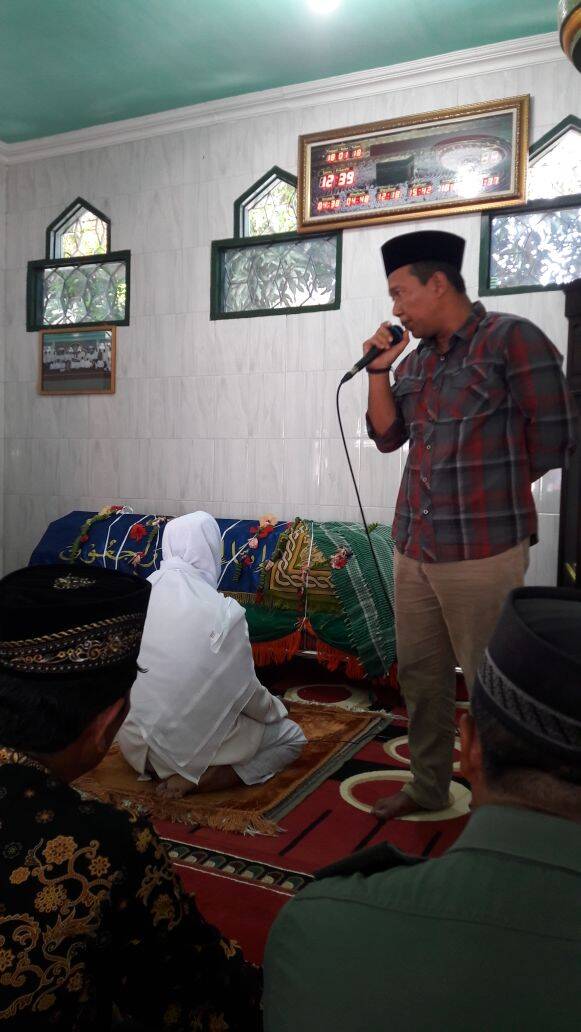 Bupati Tanjabtim Turut Shalatkan Dan Menguburkan Jenazah Sigit Utomo