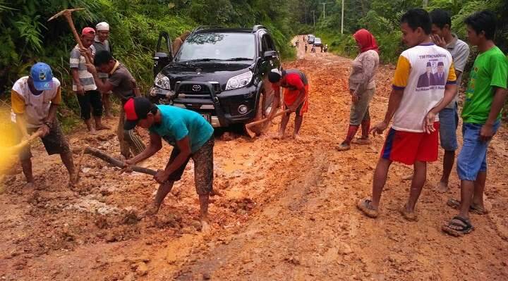 Jalan Provinsi Menuju Batang Asai Rusak Parah