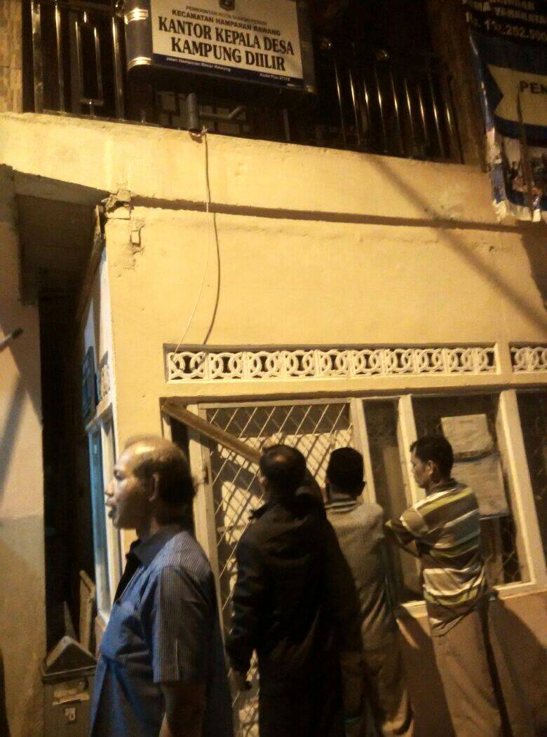 Warga  Kampung Dilir Segel Kantor Desa