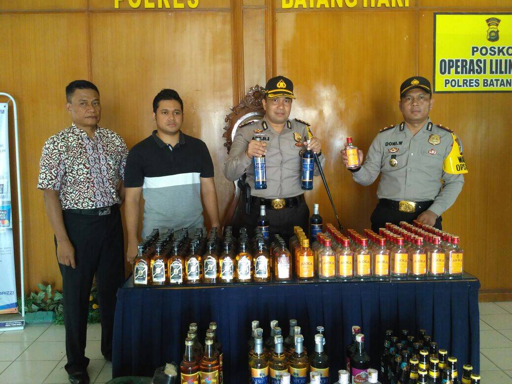 Hadapi Malam Perayaan Tahun Baru Ratusan Botol Miras Diamankan