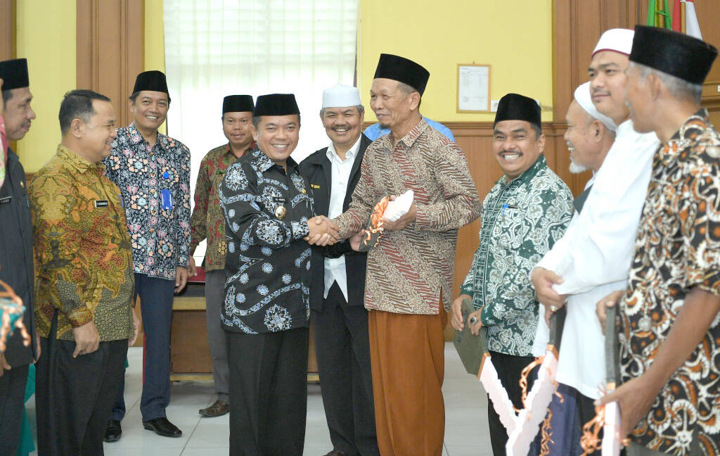 Bupati Serahkan Hibah ke Kemenag dan Kemenkumham RI
